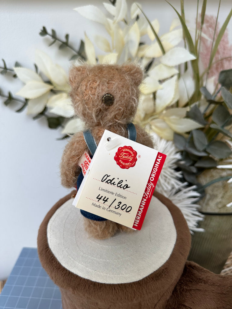 OURS-MINIATURE THOMAS avec Bateau - ours d'artiste Hermann Teddy Miniaturen OURS-MINIATURE THOMAS avec Bateau - ours d'artiste Hermann Teddy Miniaturen