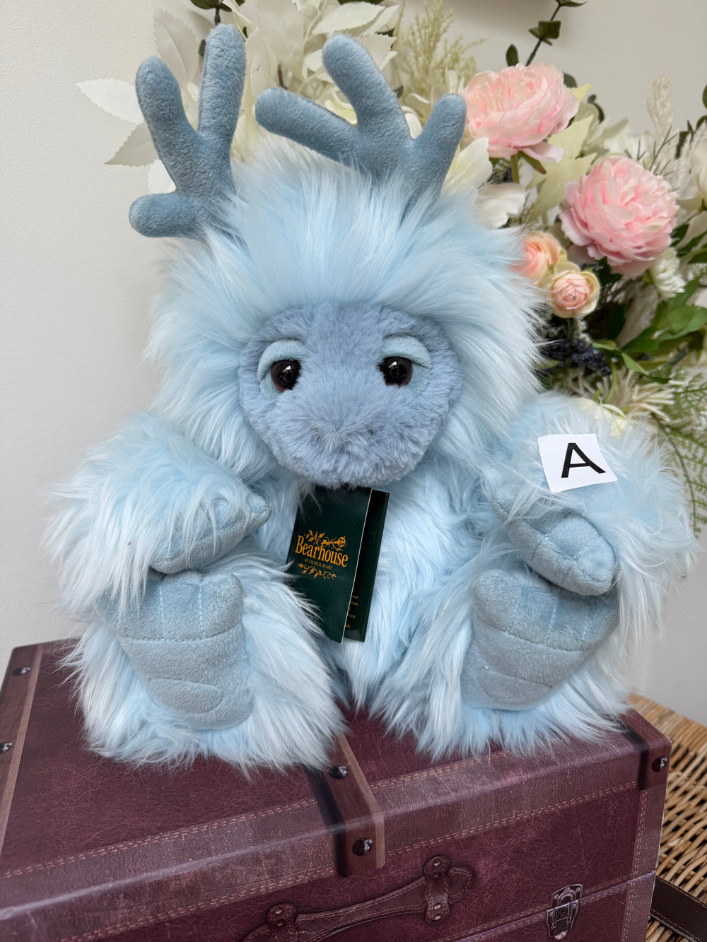 Oomph Bearhouse by Charlie Bears Plush 25cm Yeti