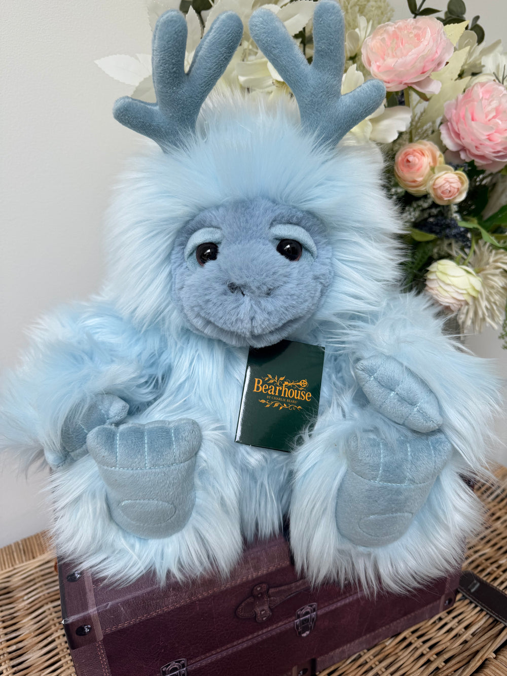 Oomph Bearhouse by Charlie Bears Plush 25cm Yeti