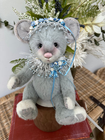 Folk Tale Isabelle Collection Limited Edition Mouse No 221