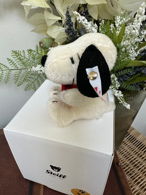 Miniature 9cm Snoopy with Heart Steiff Limited Edition No 1779