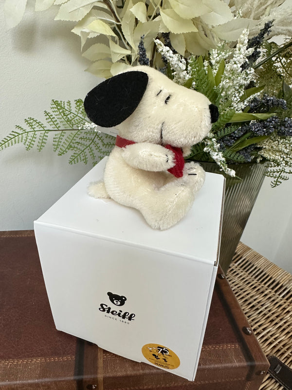 Miniature 9cm Snoopy with Heart Steiff Limited Edition No 1779