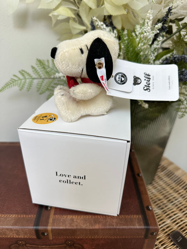 Miniature 9cm Snoopy with Heart Steiff Limited Edition No 1779
